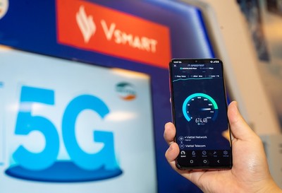 Người dùng háo hức trải nghiệm điện thoại Vsmart 5G Make in Vietnam
