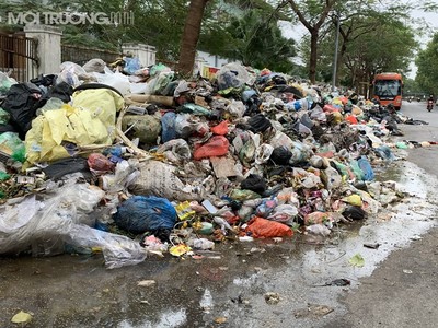 Công nhân bị nợ lương, rác ngập ngụa trên các tuyến phố