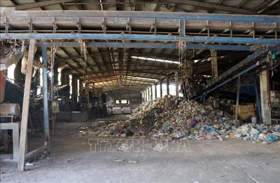 Kon Tum: Có nhà máy rác nhưng vẫn xử lý rác thủ công