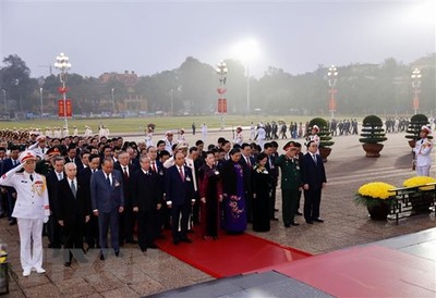 Các ĐB dự Đại hội XIII đặt vòng hoa, viếng Chủ tịch Hồ Chí Minh
