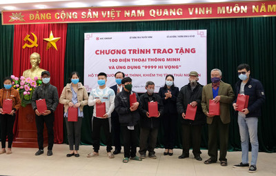 Tặng 100 điện thoại thông minh cho người yếu thế tỉnh Thái Nguyên