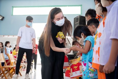 Hồ Ngọc Hà, Bùi Anh Tuấn trao quà Tết cho trẻ em khó khăn