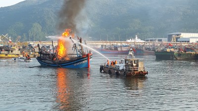 Đà Nẵng: Cháy lớn tàu cá liên hoàn mùng 3 Tết, thiệt hại 15 tỉ đồng