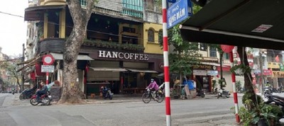 Hà Nội, nhiều quán cafe vẫn mở cửa trong ngày đầu thực hiện lệnh cấm