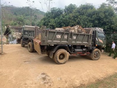 Phú Thọ: Công an bắt giữ nhiều xe chở khoáng sản trái phép