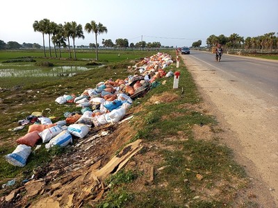 Thanh Hóa: Bức xúc bãi tập kết rác thải ven đường bốc mùi hôi thối