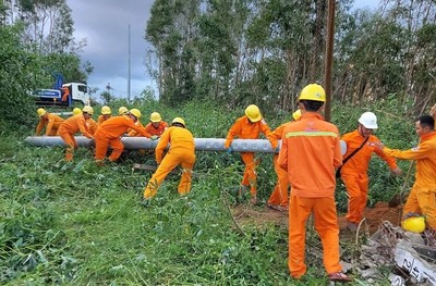 PC ĐắkNông cùng PC Quảng Ngãi khắc phục sự cố lưới điện sau bão số 9