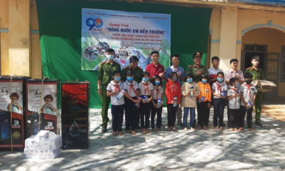 Đoàn Thanh niên CA tỉnh Đắk Nông tặng quà cho học sinh xã Đắk Ngo