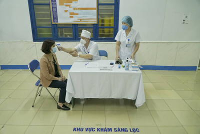 Việt Nam bắt đầu tiêm vắc xin phòng COVID-19