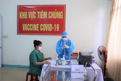 Ảnh: Đà Nẵng tiêm vắc xin phòng Covid-19 cho 100 người đầu tiên