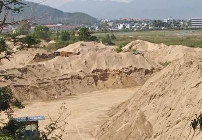Đà Nẵng: Bãi tập kết cát không phép “tàn phá” Khu Đô thị Phước Lý