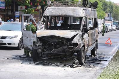 Đà Nẵng: Xe tang lễ bốc cháy ngùn ngụt trên đường phố