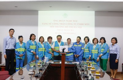 Ông Đoàn Ngọc Hải tặng 5 vé du lịch cho nữ công nhân môi trường