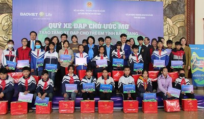 Phó Chủ tịch nước Đặng Thị Ngọc Thịnh tặng quà trẻ em tỉnh Bắc Giang