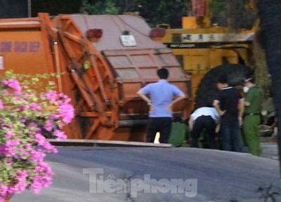 Công nhân vệ sinh bị xe rác đè tử vong