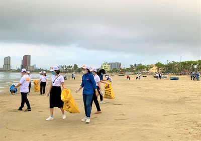 Đà Nẵng ra quân làm sạch môi trường biển, đón khách du lịch trở lại