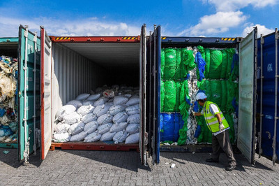 Malaysia hoàn trả container rác thải nhựa được vận chuyển từ Mỹ