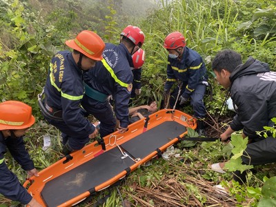 Đà Nẵng: Cứu thanh niên rơi xuống vực sâu 30 mét trên đèo Hải Vân