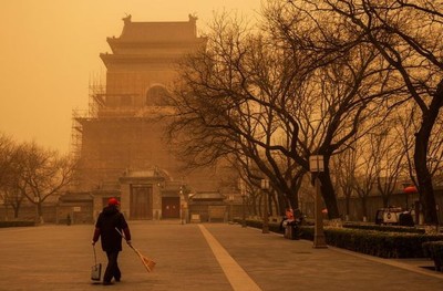 Trung Quốc ban bố cảnh báo vàng về bão cát