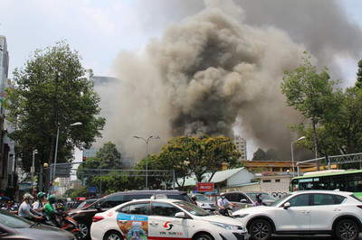 TP.HCM: Cháy tại trung tâm quận 1, sơ tán học sinh một trường cấp 3