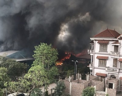 Đâu là sự thật nguyên nhân cháy hàng ngàn m2 nhà xưởng tại Vân Canh?