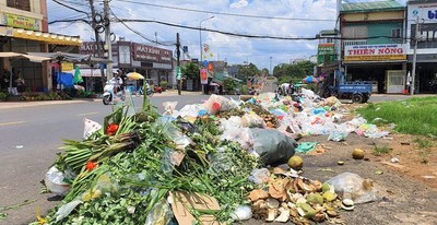 Người dân chặn xe chở rác, hàng trăm tấn rác 'bủa vây' TP.Bảo Lộc