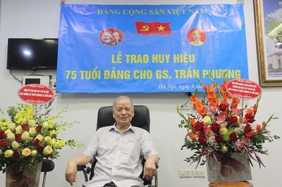 Lễ trao Huy hiệu 75 năm tuổi Đảng cho GS.Trần Phương