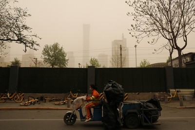 Bão cát tấn công khiến bầu trời ở Bắc Kinh chuyển vàng