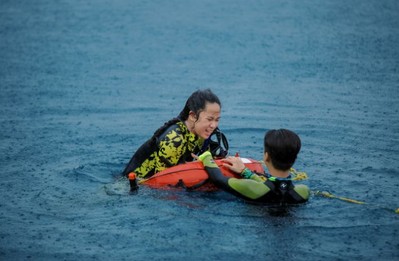 Hoa hậu nhí Bella Vũ góp sức lặn biển gom 60 kg rác