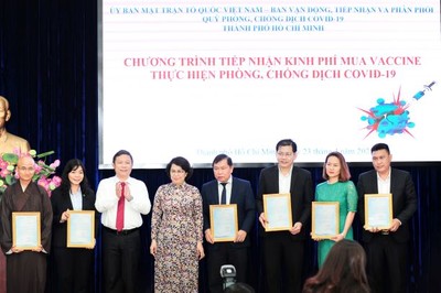 Tập đoàn Hưng Thịnh trao tặng 50 tỷ đồng mua vắc-xin Covid-19