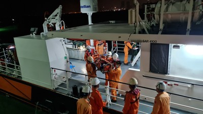 Xuyên đêm cứu 2 ngư dân bị tai nạn lao động, bất tỉnh trên biển