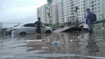 Hà Nội: Sau mưa lớn, hàng loạt ô tô ngập sâu trong “biển nước”