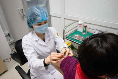 Kỷ lục trên 50.000 người Việt tiêm vắc xin COVID-19 trong một ngày