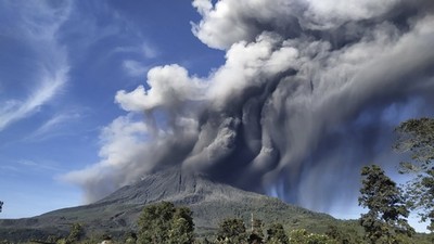 Núi lửa Sinabung hoạt động mạnh, cột tro bụi cao tới 1.000 mét