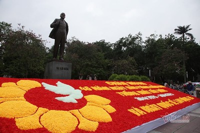 Thủ đô rực cờ hoa, biểu ngữ chào ngày lễ lớn của đất nước