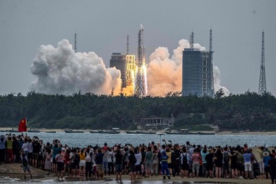 Rác khổng lồ từ tên lửa Trung Quốc đang rơi xuống Trái đất