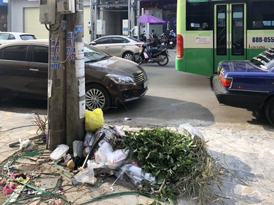 Đồng Nai: Sớm xử lý đống rác bủa vây trụ điện tại P.Quyết Thắng