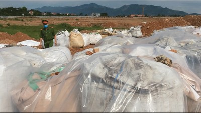 Khai quật hơn 100 tấn chất thải Công ty Khải Hồng chôn trái phép