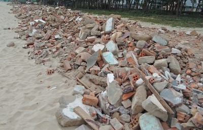 Đà Nẵng: Đổ xà bần xuống bờ biển để mở đường thi công tạm thời ?