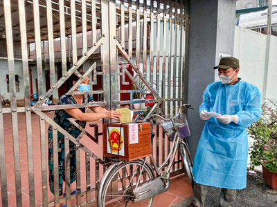 Bắc Giang: Chở hòm phiếu bằng xe đạp đến tận nhà cử tri