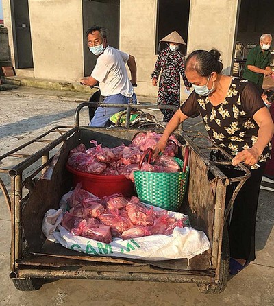 Mổ lợn chia cho các hộ dân trong làng cách ly ở Bắc Giang