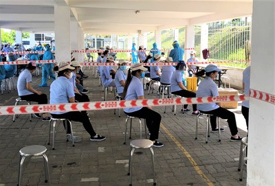 Cận cảnh lấy mẫu xét nghiệm Covid-19 cho 50.000 công nhân ở Đà Nẵng