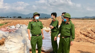 Bắc Giang: Khai quật khoảng 200 tấn chất thải chôn lấp trái phép
