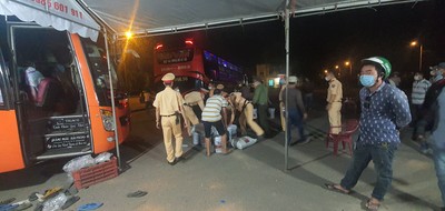 Đà Nẵng: Tài xế nhốt CSGT trên xe khách, tông vào chốt kiểm dịch
