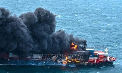 Sri Lanka xử lý vụ cháy tàu biển gây hậu quả môi trường nghiêm trọng