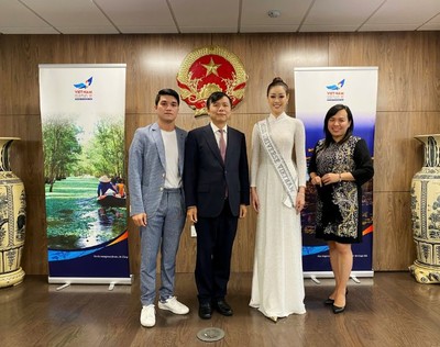 Hoa hậu Khánh Vân thăm Lãnh sự quán Việt Nam tại New York