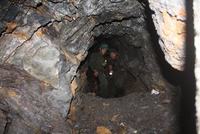 Thâm nhập hầm khai thác vàng trái phép ở Vườn quốc gia Sông Thanh