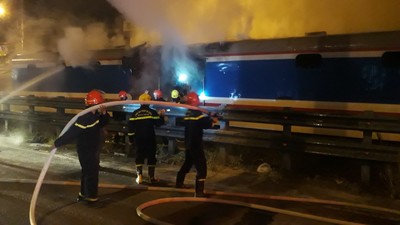 Đà Nẵng: Tàu hỏa bốc cháy dữ dội khi đang chạy trên đường sắt
