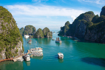 Quảng Ninh mở cửa trở lại các hoạt động du lịch, dịch vụ