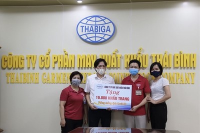 Thái Bình: Doanh nghiệp tặng 10.000 khẩu trang CNVCLĐ tỉnh Bắc Giang